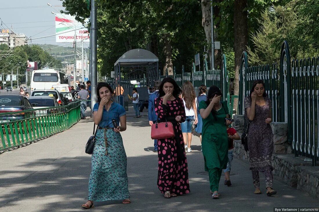 Таджики в душанбе. Пагода Таджикистана Душанбе. Таджикистан улицы Душанбе. Таджикистан улицы Душанбе люди. Душанбе люди на улице.