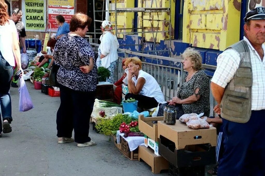 Люди на рынке. Торговаться на рынке. Бабушка на рынке. Бабушки на базаре торгуют.