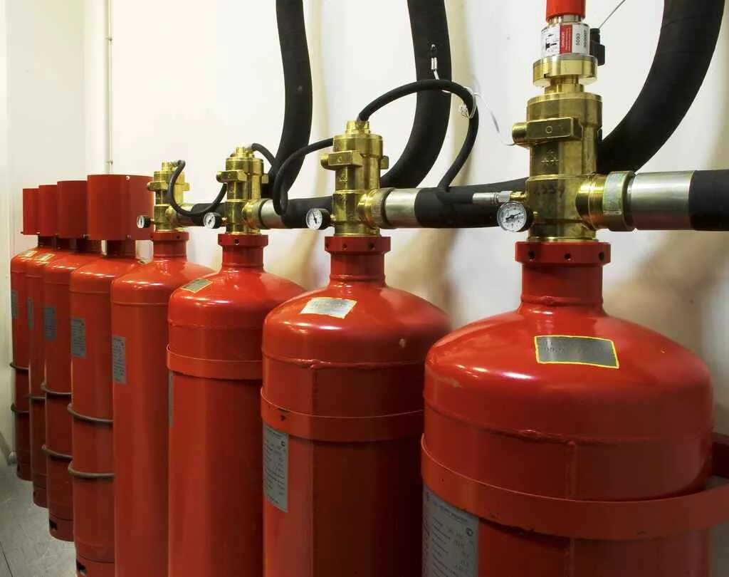 баллоны с газом от приборов отопления. баллонный газ в частном доме. отопление газовыми баллонами. цвета баллонов с газами. окрашенный газ.