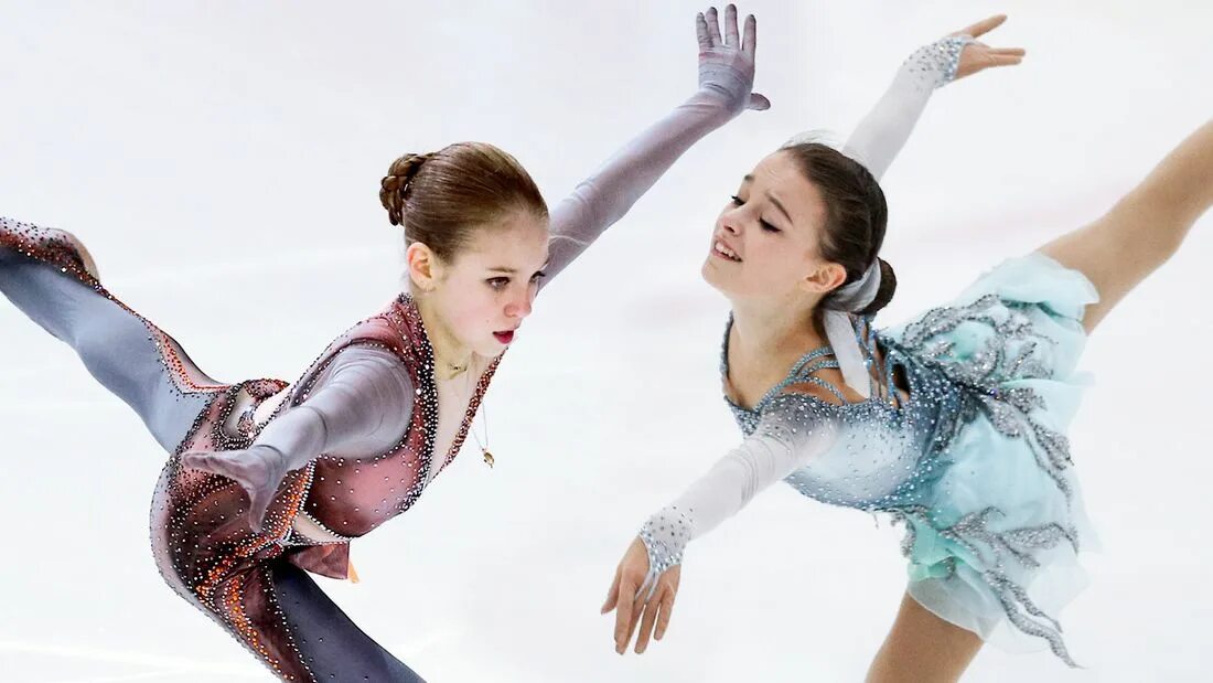 Камила валиева фигуристка 2021. Анастасия трусова фигуристка. Фигуристки близняшки. 2 фигуристки. Александра трусова фигуристка пекин 2022.