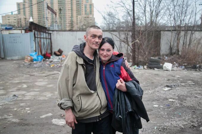 Блогерша из питера с бомжами. Бездомные женщины в Москве. Бездомные девушки в Москве. Молодые девушки бомжихи.