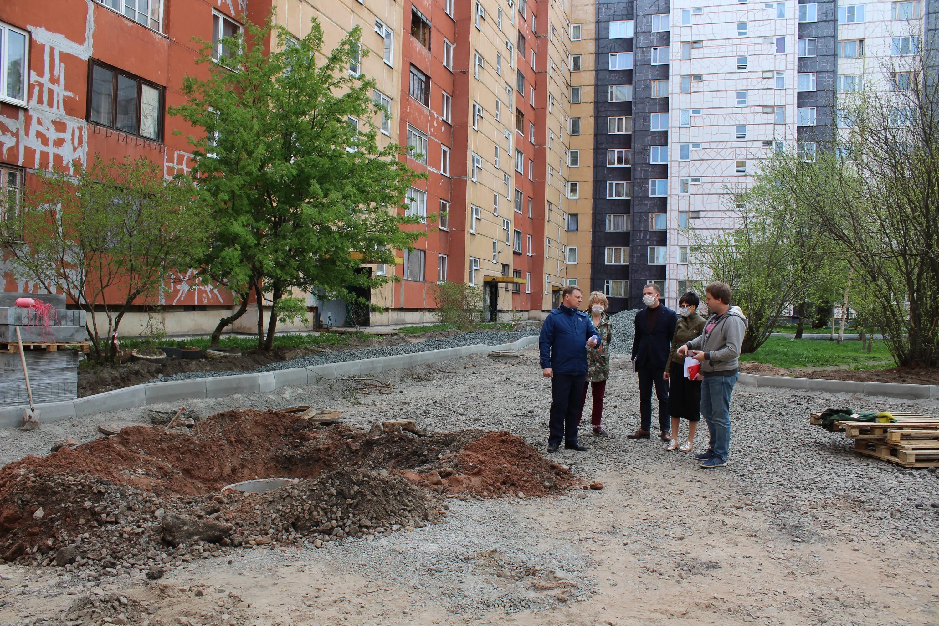 Комфортная городская среда петрозаводск. Дворовая территория с в Петрозаводске. Ремонт дворовых территорий. Петрозаводск 2021.