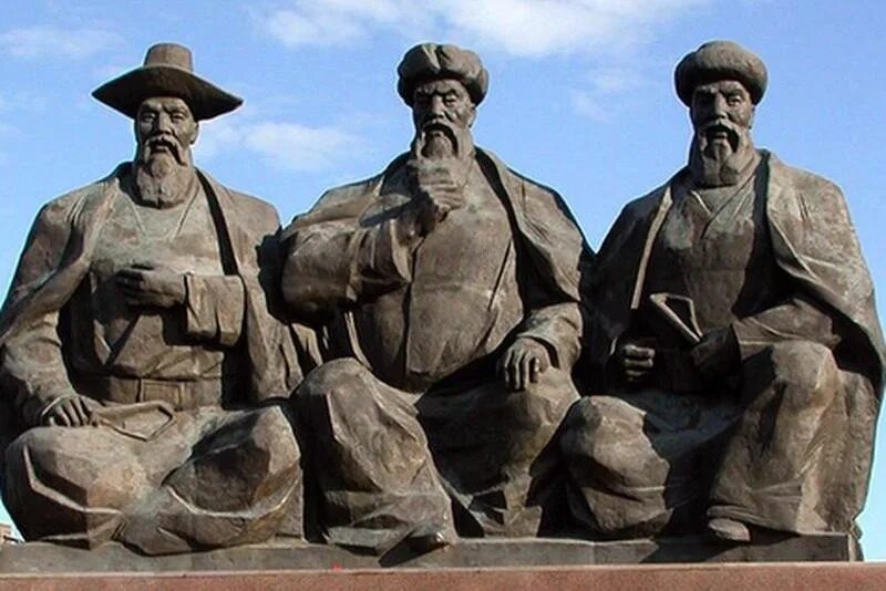 Бии это в истории казахстана. Памятник казахским биям в астане. Казахские бии. Бии. Казыбек би.