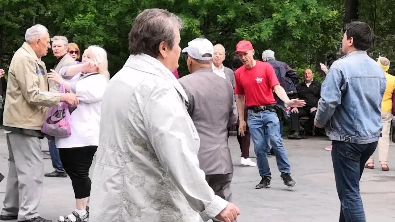 Сокольники танцы видео. Танцы в сокольниках. дискотеку в парках. дискотека в парке.