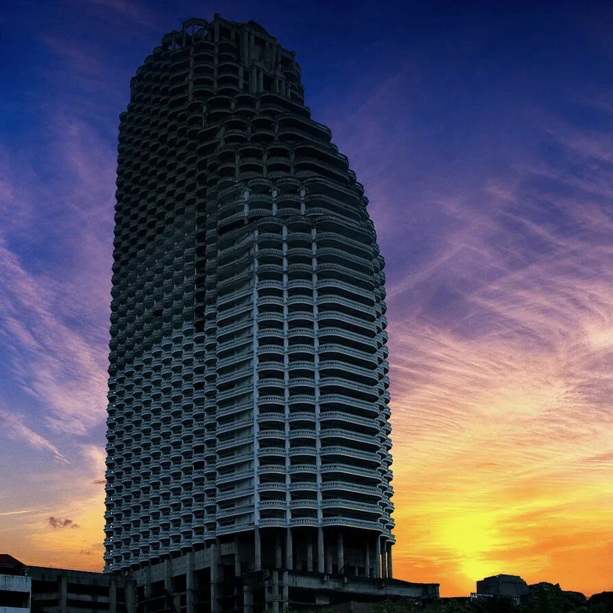 Unique tower. Небоскреб Sathorn unique Tower. Башня Саторн Бангкок. Заброшенный небоскреб в Бангкоке. Саторн Юник Тауэр.