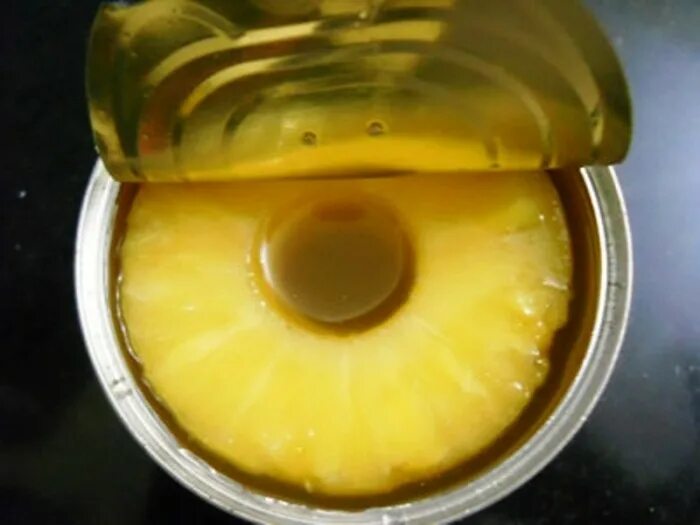 открытая банка ананасов. банка консервированных ананасов. открытая банка ананасов. открытая банка ананасов. открытая банка с ананасом.