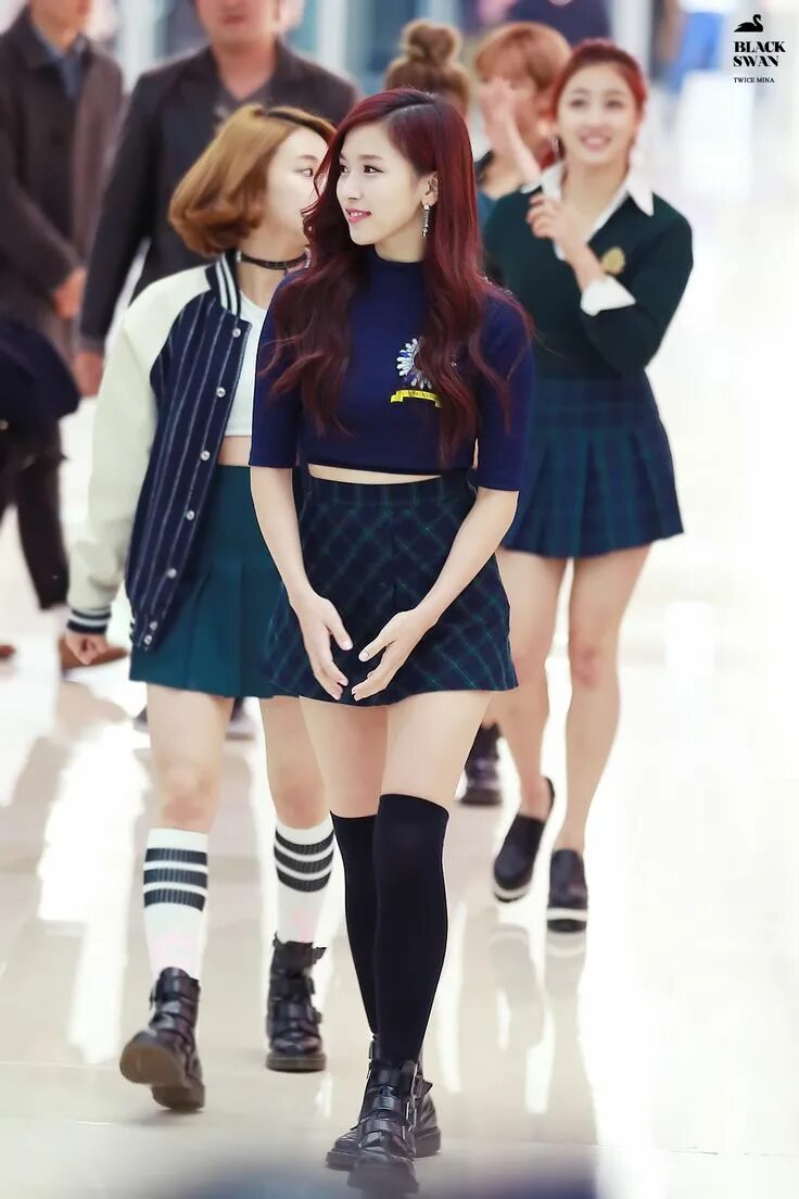 Look twice move that. Твайс Наряды. Kpop outfits twice. Лучшие Наряды твайс. Наряд Наен из твайс из дэнс Практик поп.