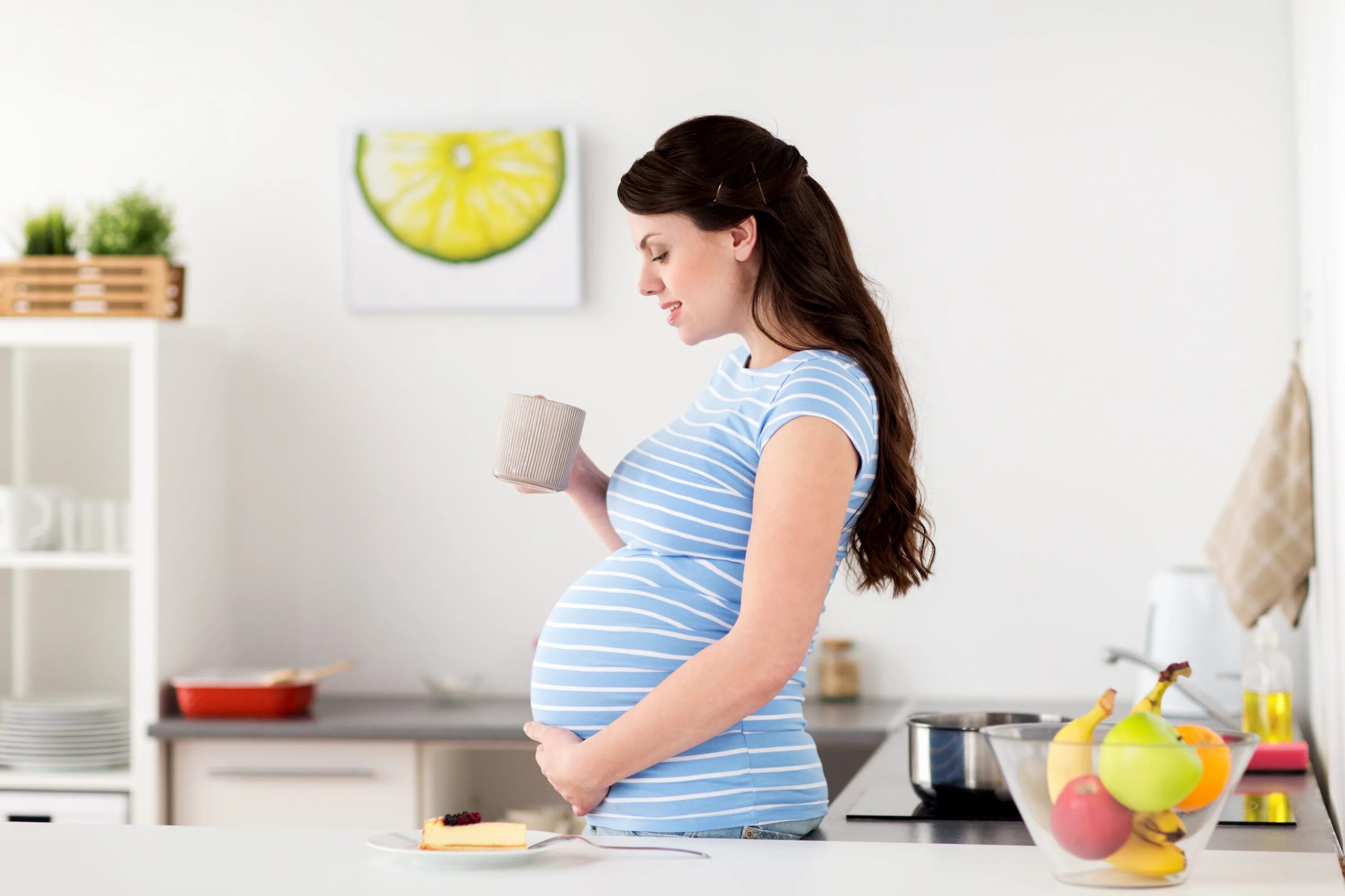 Woman is pregnant. Беременные в жизни. Обычные беременные женщины.