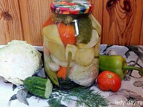 Помидоры и капуста на зиму рецепты ассорти. Ассорти на зиму с капустой с лимонной кислотой. салат на зиму ассорти из овощей с капустой со стерилизацией. салат ассорти на зиму из овощей слоями без стерилизации. капуста на зиму в банках с лимонной кислотой.