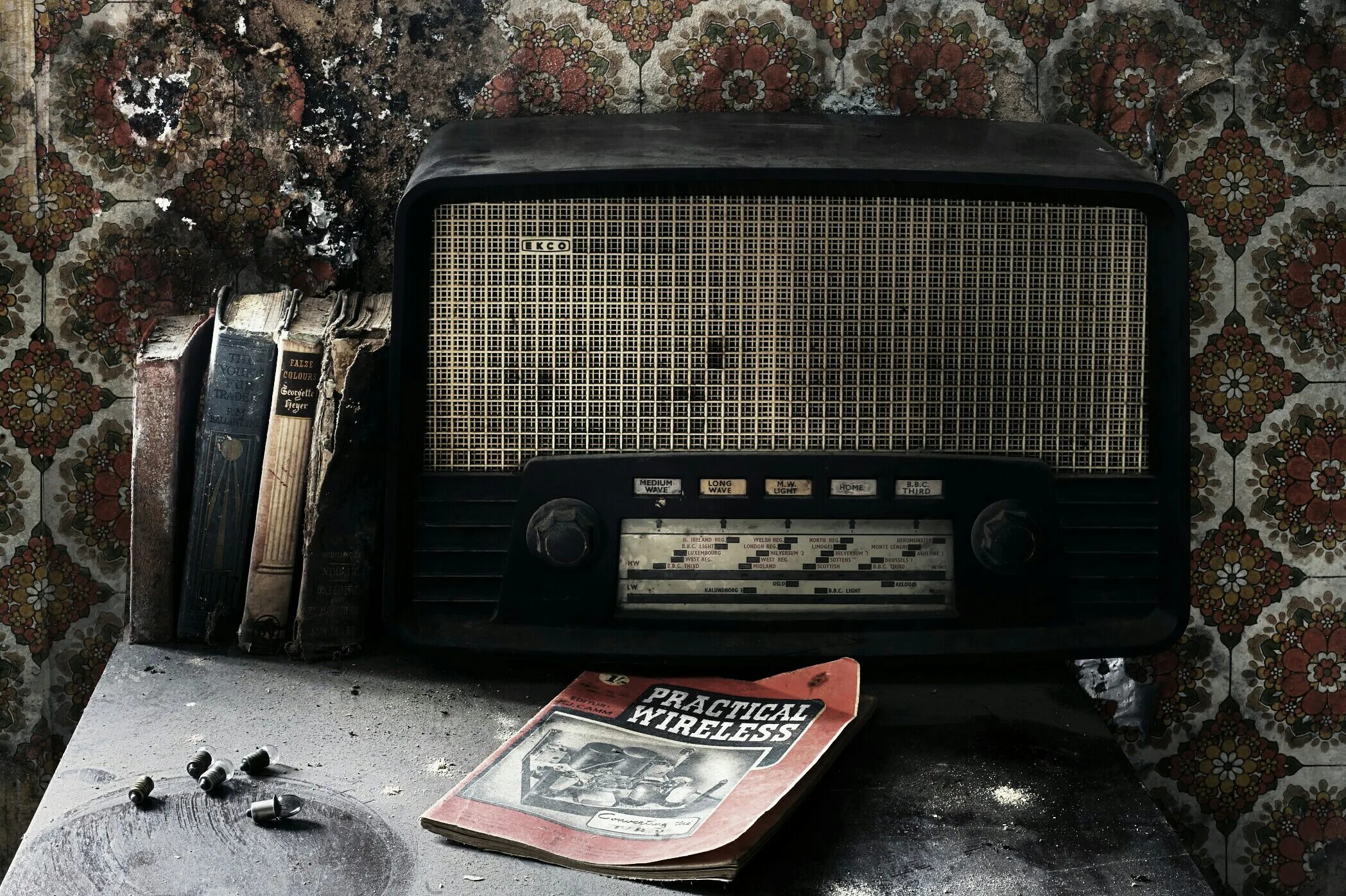 Сайт старое радио. Радиоприемник. Старинный радиоприемник. Старый приемник. Ретро приемник.