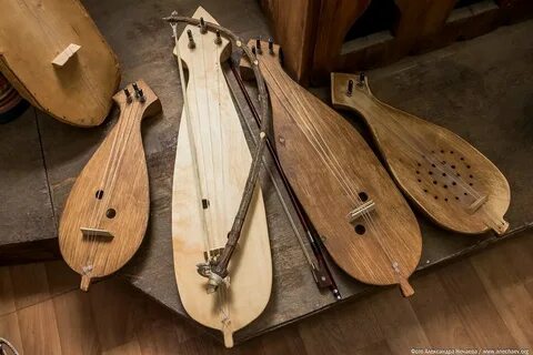 Деревянный корпус в струнных инструментах играет роль