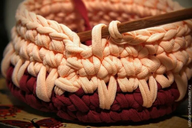 Изделия из трикотажной пряжи. Ковер из ленточной пряжи. Корзины из ленточной пряжи. Вязаные корзины из трикотажной пряжи. Ленточная пряжа.
