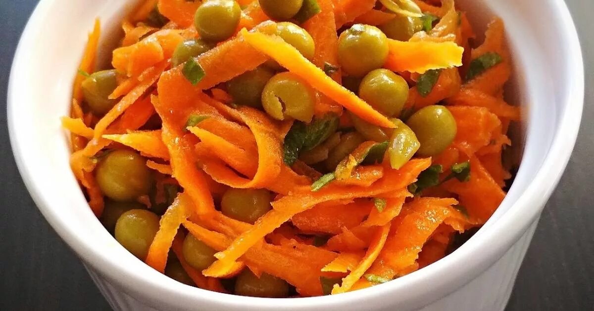 Мясо с зеленым горошком и морковью. Салат морковка. • салат с отварной морковью и горошком. Рецепт салата морковь горошек. Салат из моркови с зеленым горошком.