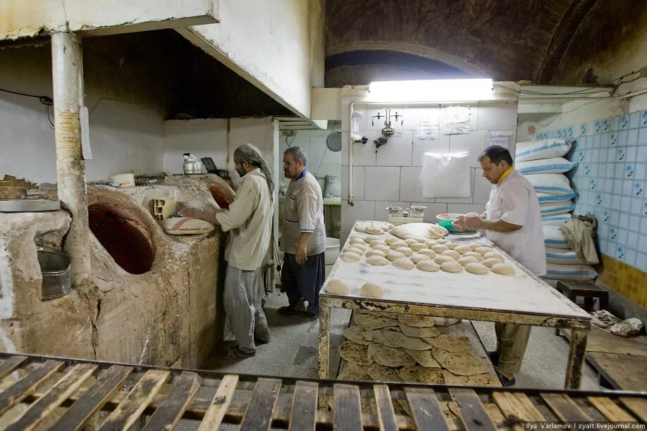 Видео печь хлеб. Хлебопекарная печь "русская печь РП-1". Хлеб в печи. Печь для выпекания хлеба. Пекарня пекут хлеб.