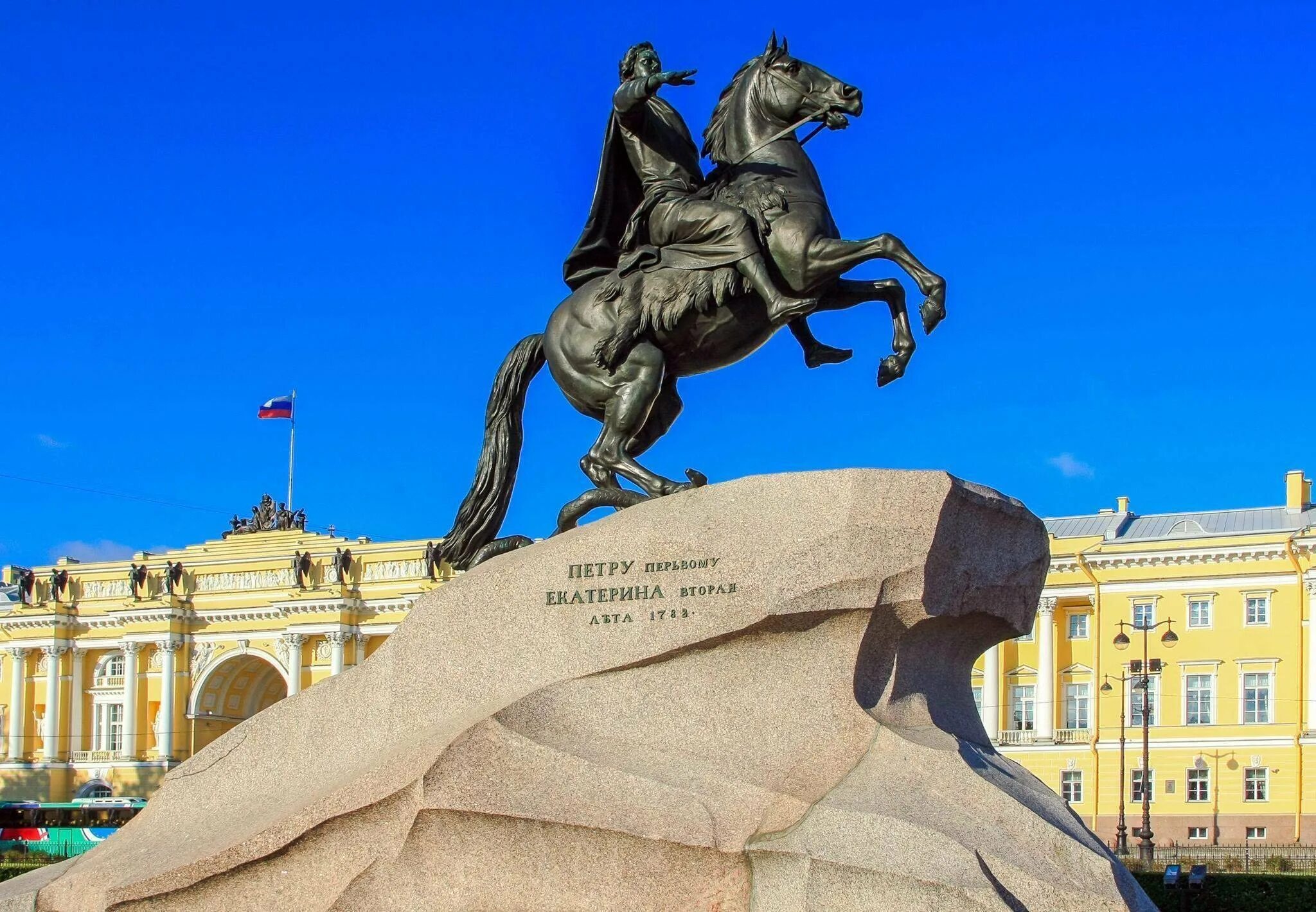 12 июня санкт петербурга. Медный всадник памятник в Санкт-Петербурге. Медный всадник Петру 1 в Санкт Петербурге. Фальконе памятник Петру 1 в Санкт-Петербурге. СПБ памятник Петру 1 медный всадник.