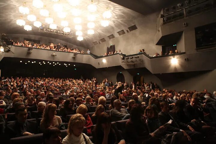 Театр современник зал. Театр современник зал. Зал в современнике. Театр современник зал чистые пруды. Зал в современнике.