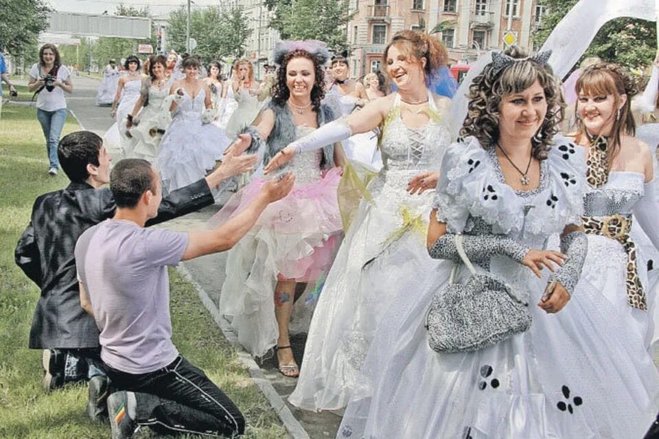 Найди невесту. Ищу невесту. Наряды невест в Германии. Немецкая невеста. Мама ищет невесту давиду