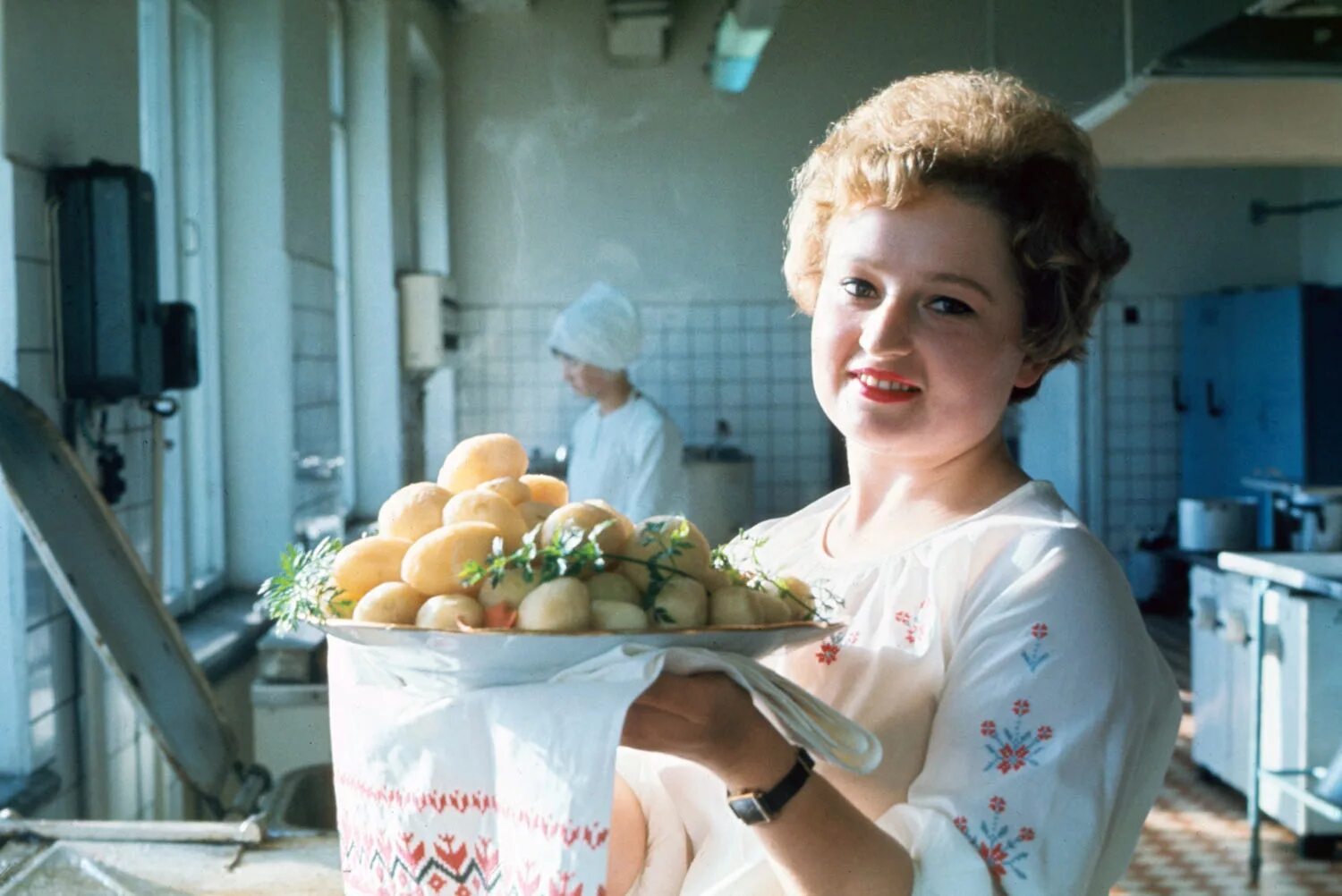 Что ел советский человек. Советские продукты. Советская еда. Советские люди. Питание в СССР.