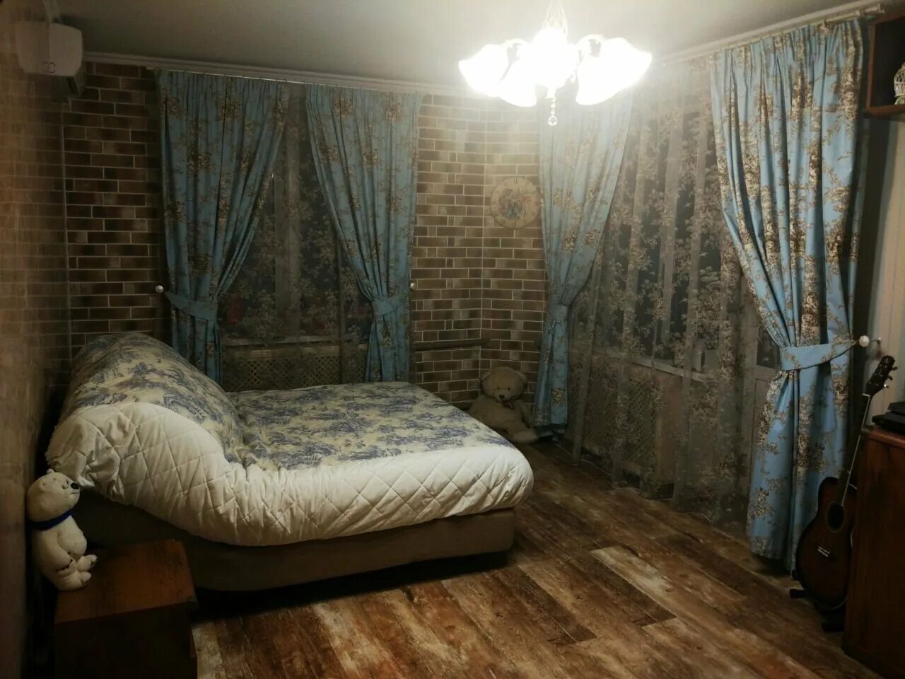 Комната новая 7. Комната в старой квартире. Старая комната в хрущевке. Старая спальня. Старая спальня в хрущевке.