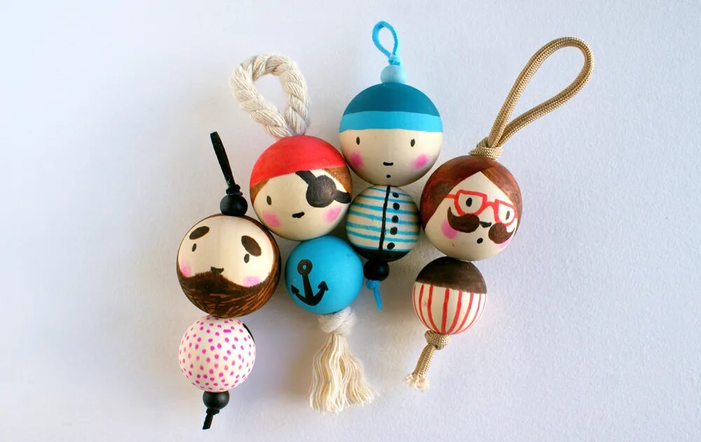 подвеска куколка. куколки из деревянных бусин. куколка с деревянной бусиной. куколки из бусин. куколки из бусин.