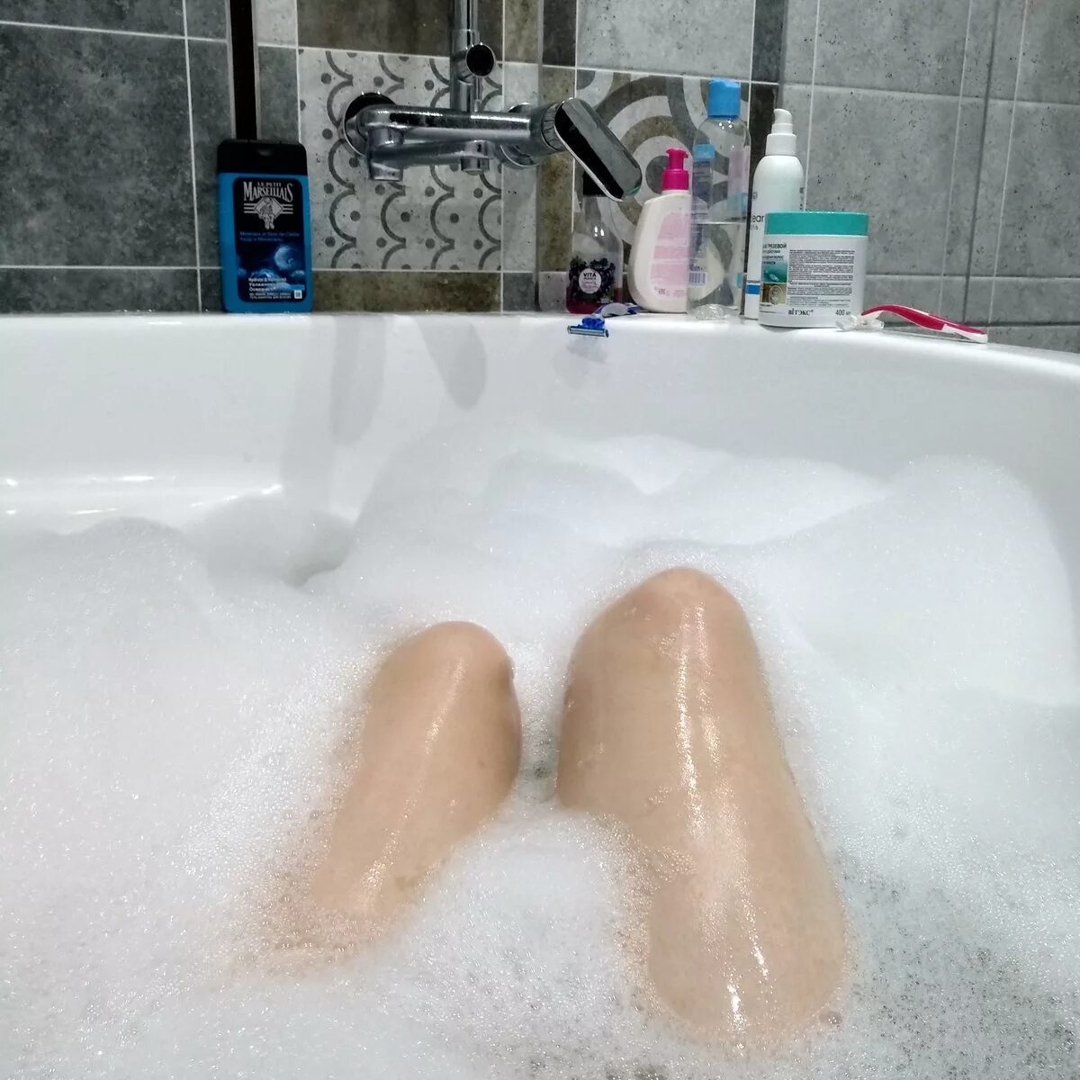 Жена купается в ванной. Ножки девушки в ванной. Ноги в ванной с пеной девушек. Ножки девушек в ванне с пеной. Ноги девушки в ванне с пеной.
