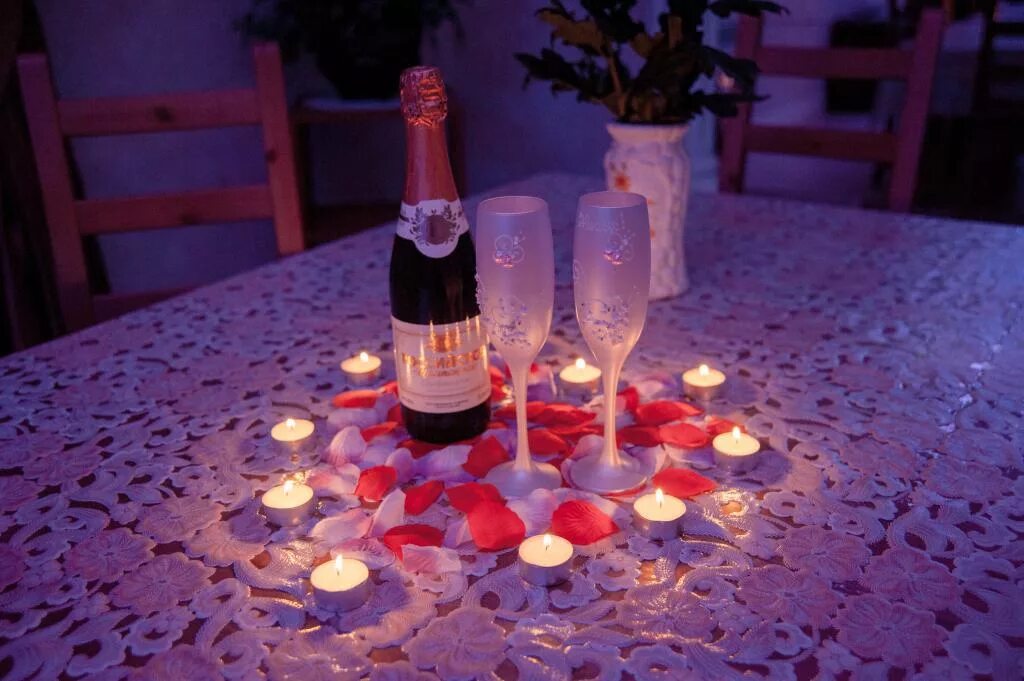 Можно романтика. Столик для романтического ужина. Ужин при свечах для любимого. Свечи для романтического ужина. Романтический вечер для двоих.