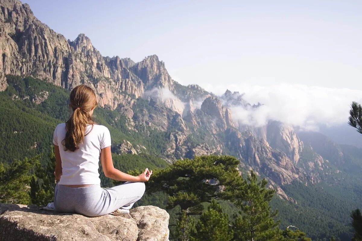 Созерцать жизнь. Девушка в горах. Медитация в горах. Девушка медитирует в горах. Йога в горах.