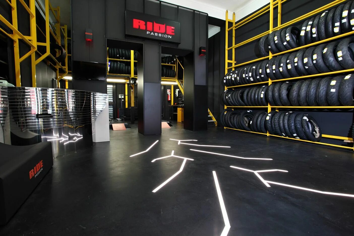 Pirelli Tyres. Автомастерская. Пирелли центр. Пирелли автосервис. That is car in the shop