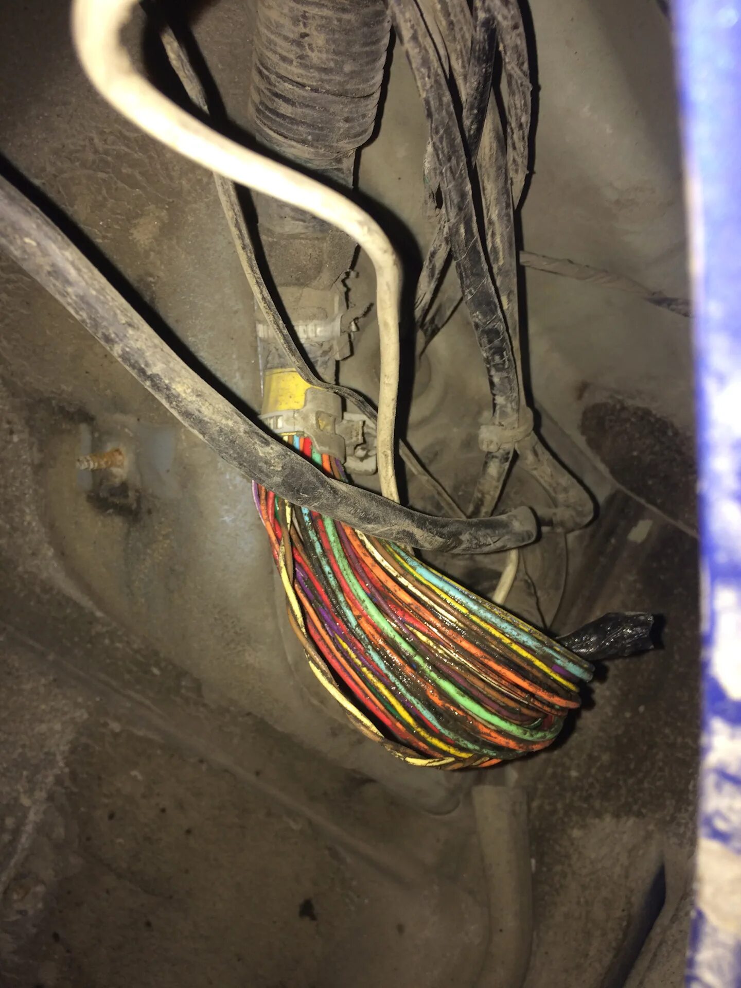 Как снять жгут пластиковый Removing the Paddles, Coiled Cable Drum and Switch Connector (Chevrolet Lanos T1