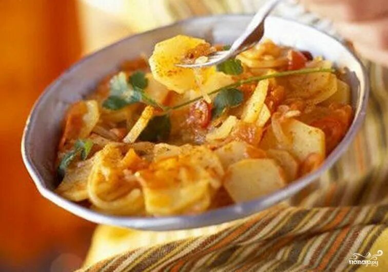Картофель с овощами в сметане. Тушеная картошка с овощами. картофель и овощи, тушенные в соусе. тушеная картошка с помидорами. 100 грамм тушеной картошки.