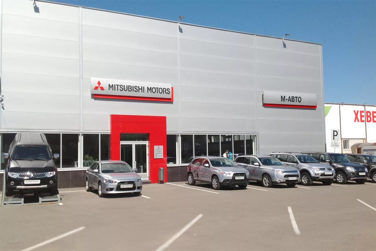 Митсубиси центр автосервис. Автомобильные м м центры. Автомобильные м м центры. Автомобильный автосалон. Важная персона авто.