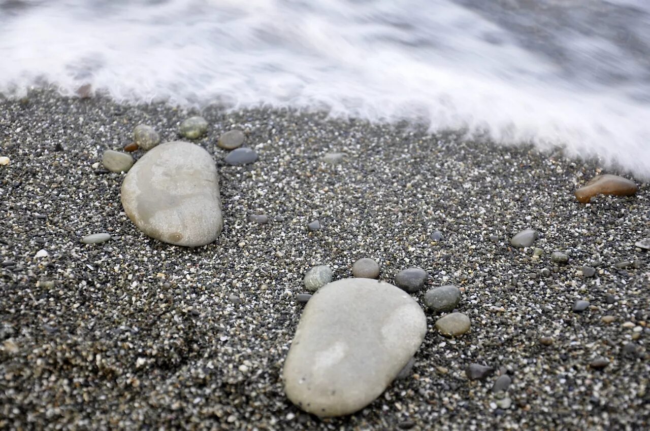 Адлер пляж галька. Галечный пляж лазаревское. Камни на пляже в адлере. Галечный пляж сочи адлер. Мелкая галька адлер.