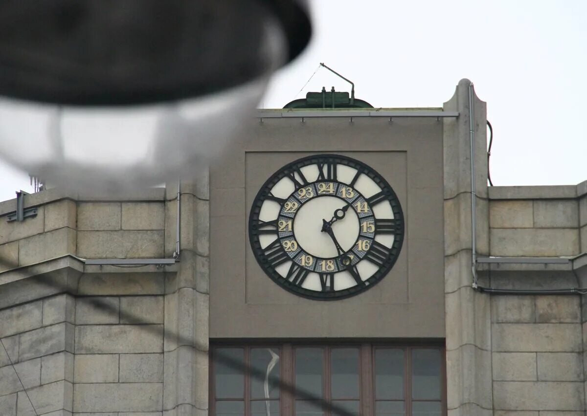 Где город часовой. Часы на Центральном телеграфе. Часы центрального телеграфа в Москве. Здание с часами. Уличные часы.