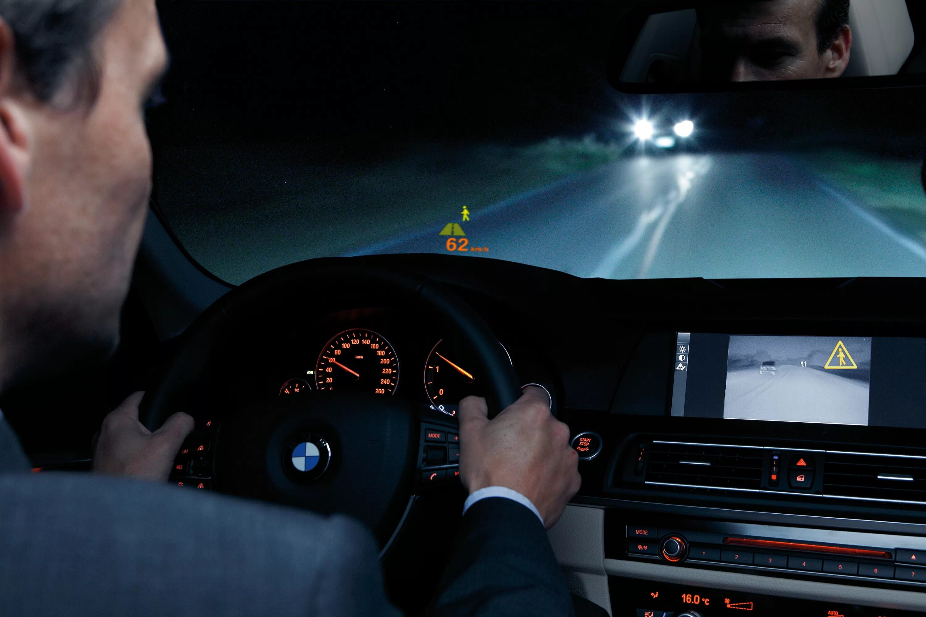 Еду за рулем автомобиля. Night Vision BMW. BMW e65 Night Vision. BMW x5 ночное видение. BMW f10 Night Vision.