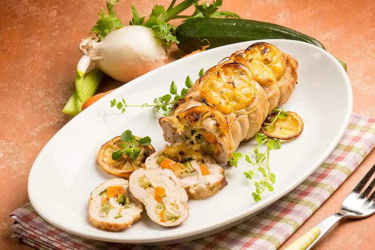 Куриные рулетики с сыром и зеленью. Рулет олимп из индейки с фетой. рулет из индейки. рулетики из индейки. рулет из индейки с сыром.