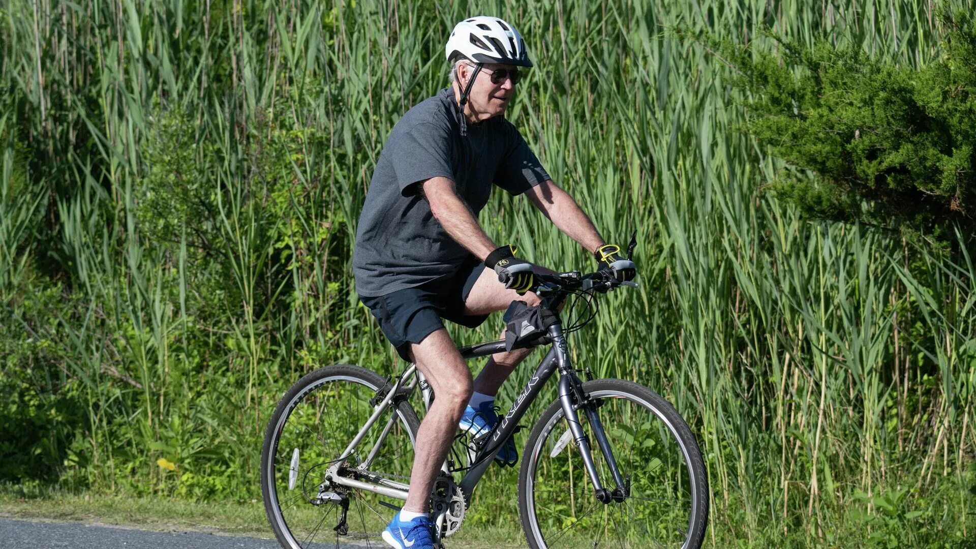 Off his bike. Байден на велосипеде. Джо Байден падает с велосипеда. Джо Байден Бич. Байден катается на велосипеде.