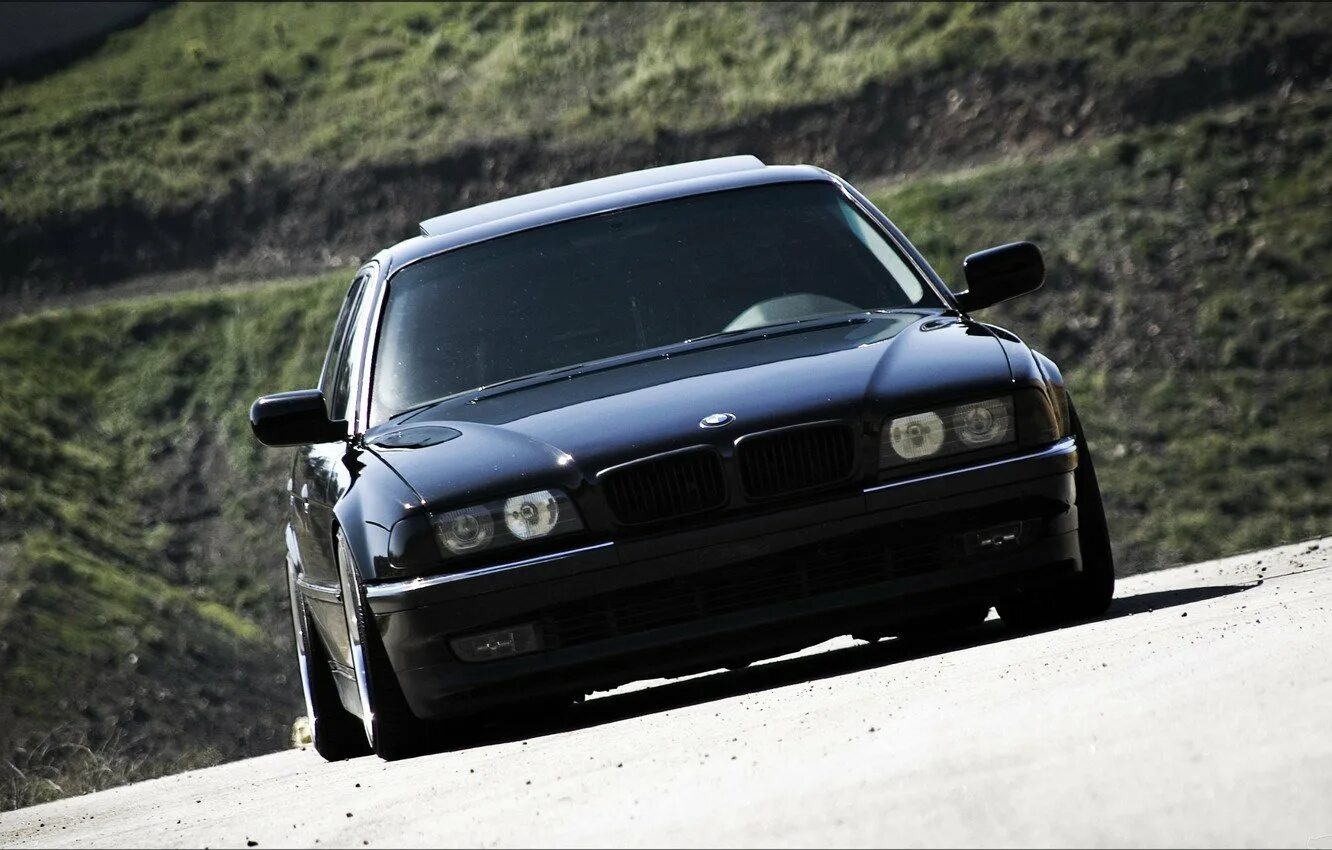 Как выглядит бумер. Бмв е38 740i. bmw e38 бумер. bmw 740 e38. bmw 7 e38 бумер.
