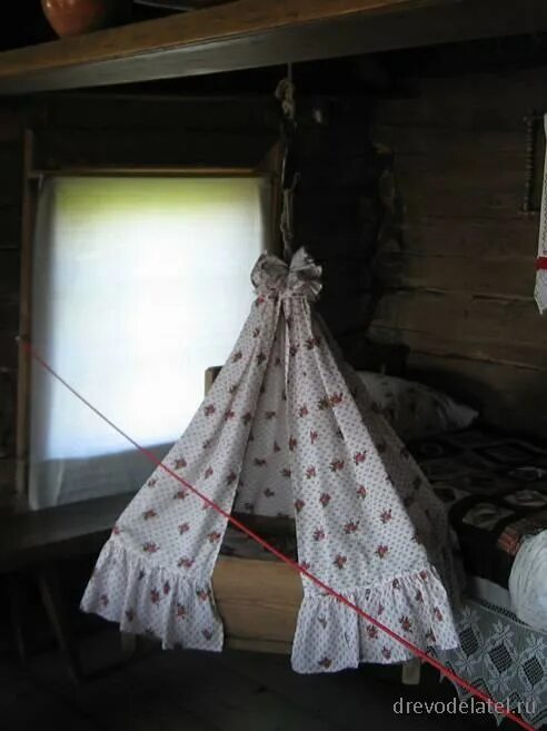 Зыбка в избе. Русская зыбка люлька колыбель. Зыбка и русская изба. Люлька зыбка подвесная русская изба. В зыбке.