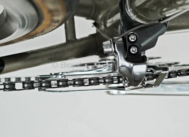 Как снять передний переключатель на велосипеде. Shimano sora передний переключатель. shimano 105 cable pull.