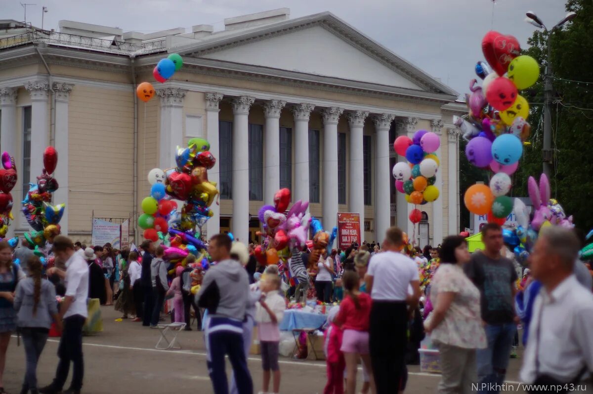 театральная площадь праздник. театральная площадь праздник. масленица на театральной площади калуга. праздник свистопляска киров. новогодняя сцена площадь.
