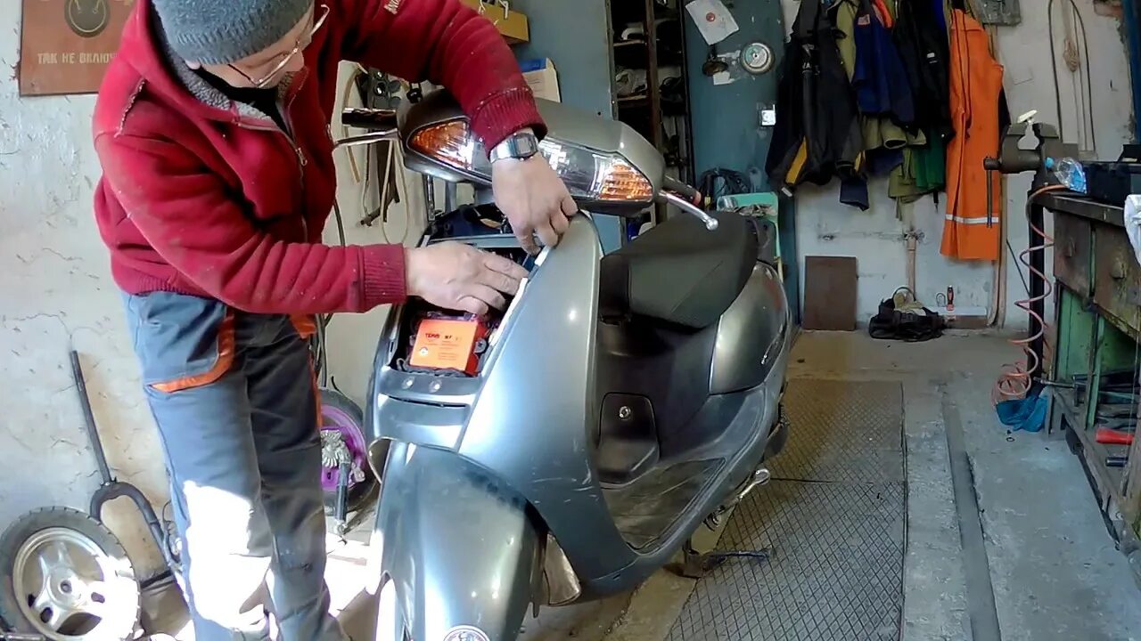 Скутер не крутит. Хонда Леад 50 стант. Безделушки для мопеда. Honda lead 90 разбор. Хонда лид свап.