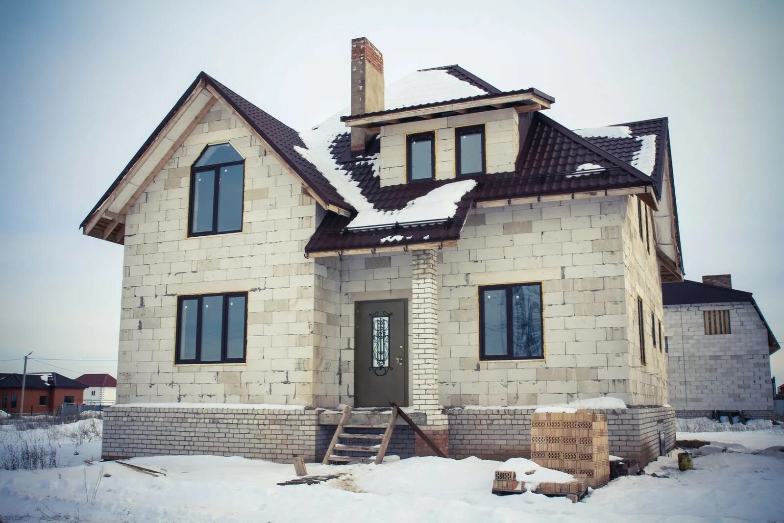 Стоимость дома из газоблока. Дом газобетон. Дом из газоблоков. Загородный дом из газобетона. Частный дом газобетон.