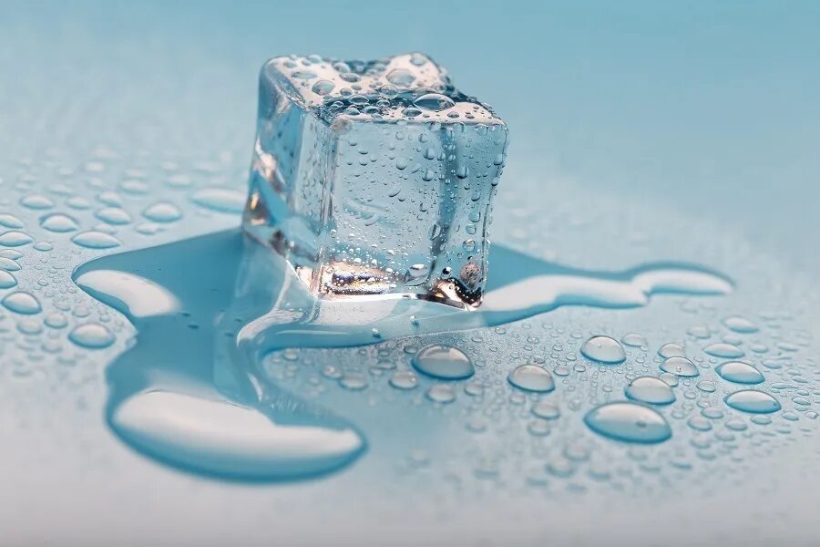 Чем можно растаять лед. Капли на кубиках льда. Кубик льда тает. Лед с каплями воды. Тающий лед.