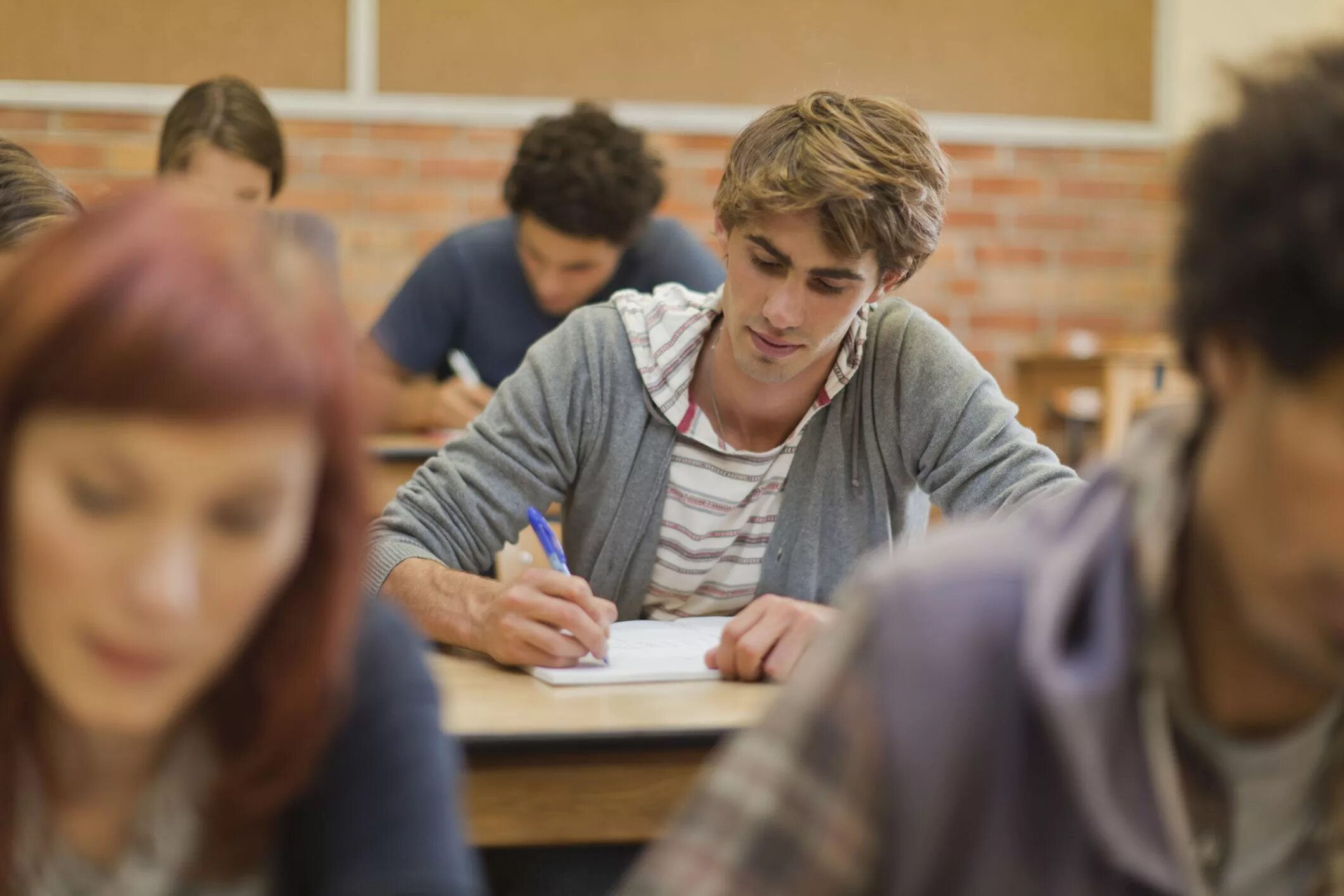 Examination student. Студент за партой. Студент на экзамене. Студенты на парах. Студенты в аудитории.