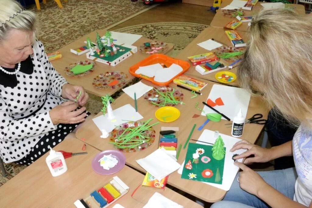 Учитель показывает упражнение всем. Пособия для воспитателей детского сада. Мастер класс для воспитателей в детском саду. Игры с бросовым материалом в детском саду. Необычные мастер классы для воспитателей детского сада.