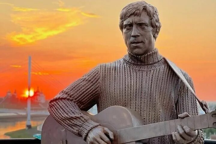 В Тюмени на смотровой площадке установили памятник Владимиру Высоцкому - Коммерс