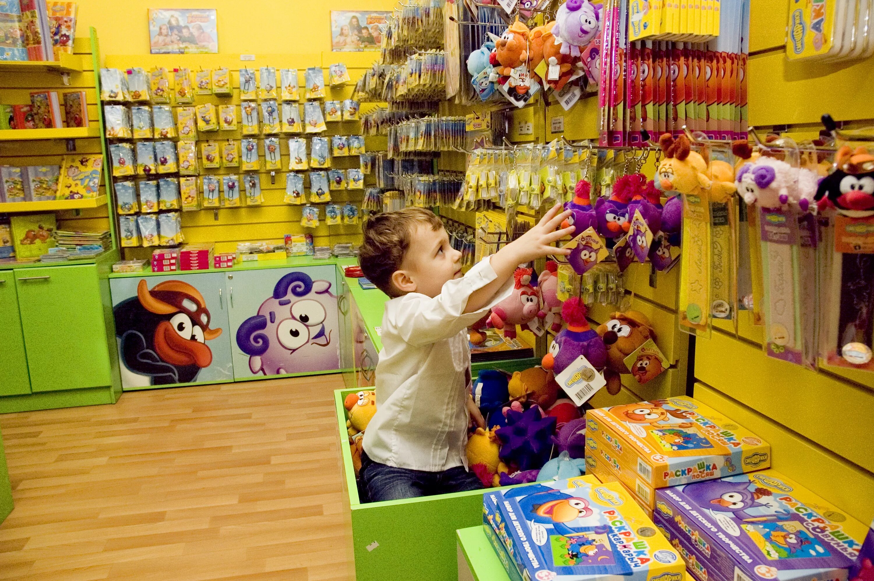 Смешарики детский центр. Вернуть игрушку в магазин. Можно сдавать игрушки в детском мире. Магазин игрушек фото. Можно сдавать игрушки в детском мире.
