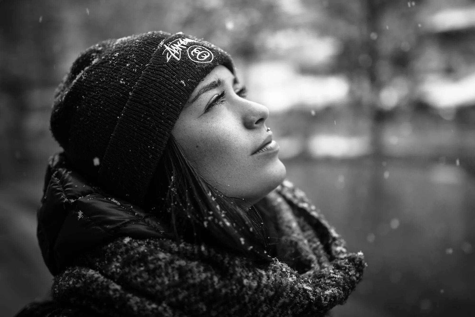Монохромные фотографии. Девушка зима чб. Атмосферные черно белые снимки. Зима одиночество. Девушка зима черно белое.
