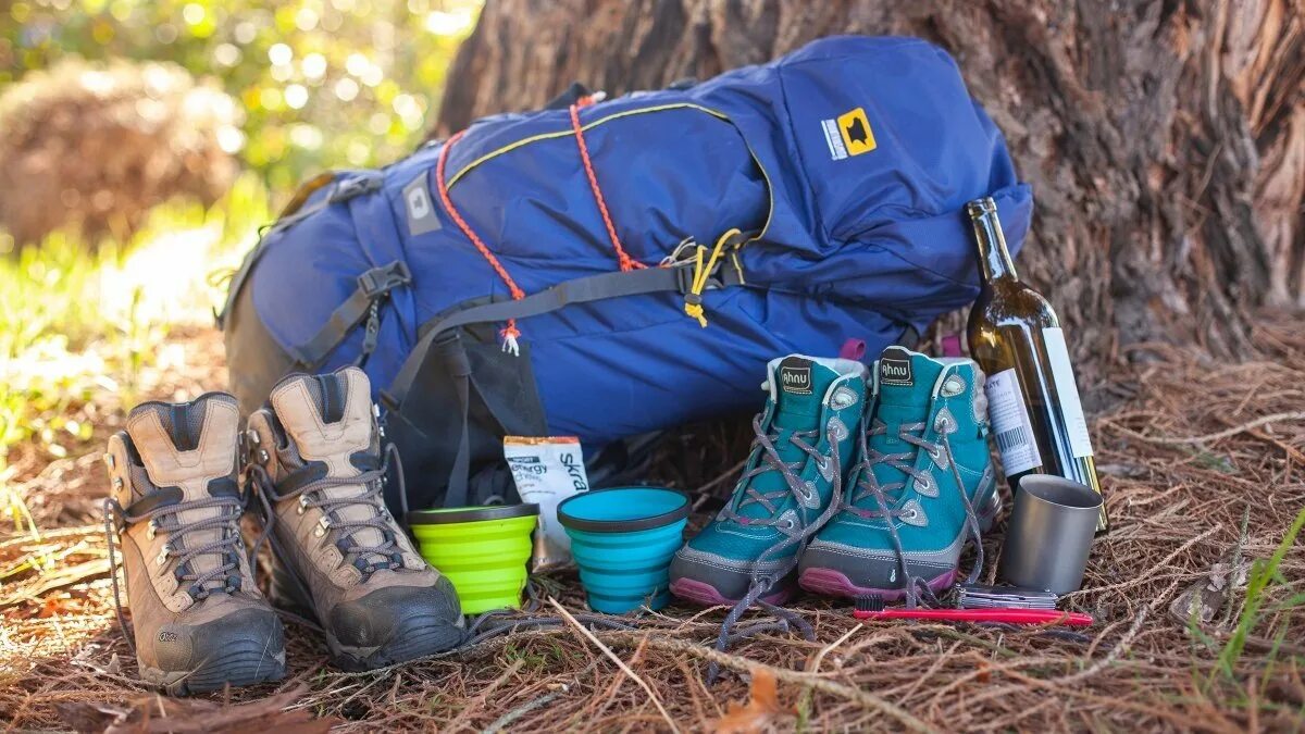 Camp right. Hiking Trail equip шапка. Снаряжение. Хайкинг снаряжение. Экипировка для трейлраннинга.