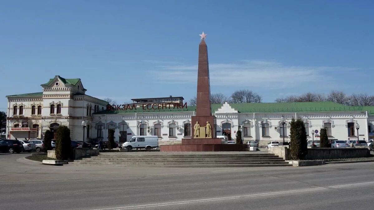 Железнодорожный вокзал ессентуки. Жд вокзал ессентуки. Ж/д вокзал город ессентуки. Ессентуки жд вокзал 2022. Ессентуки ж.